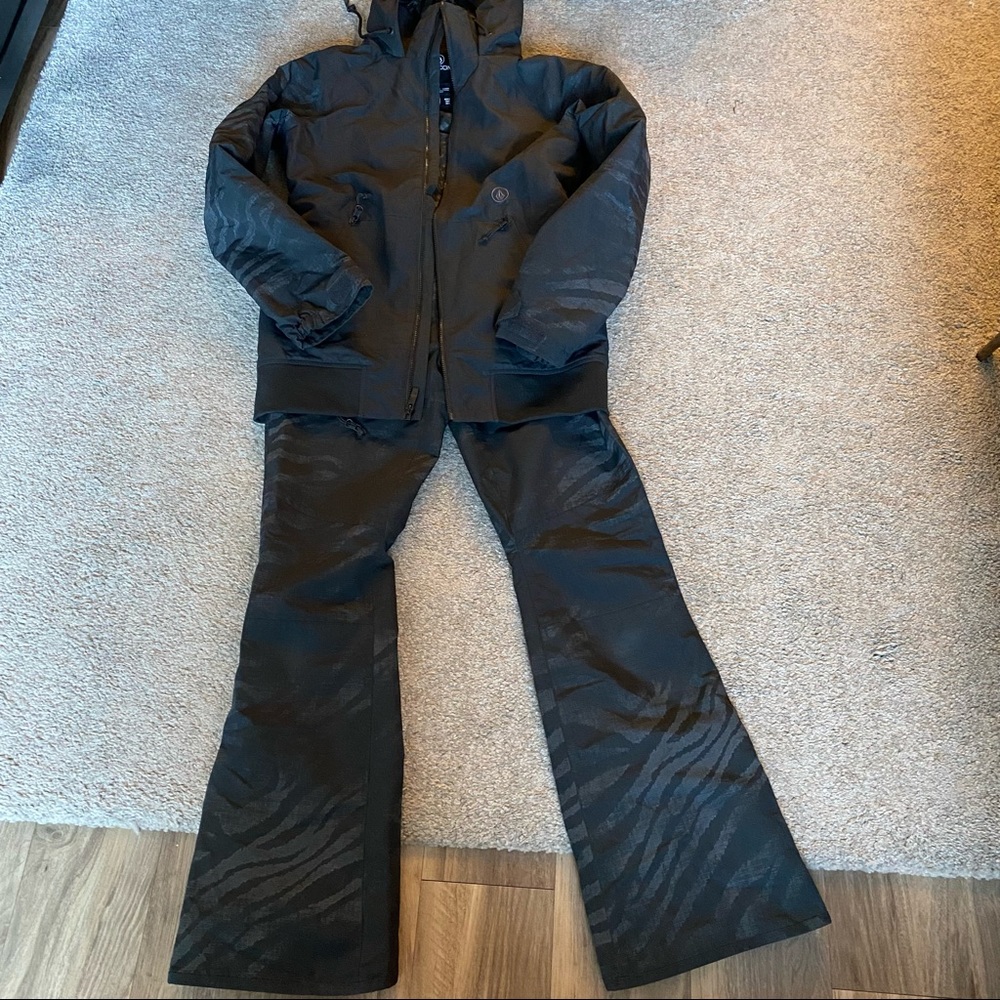 Volcom Snowboard Set Jacket And Pants Like New - image 2